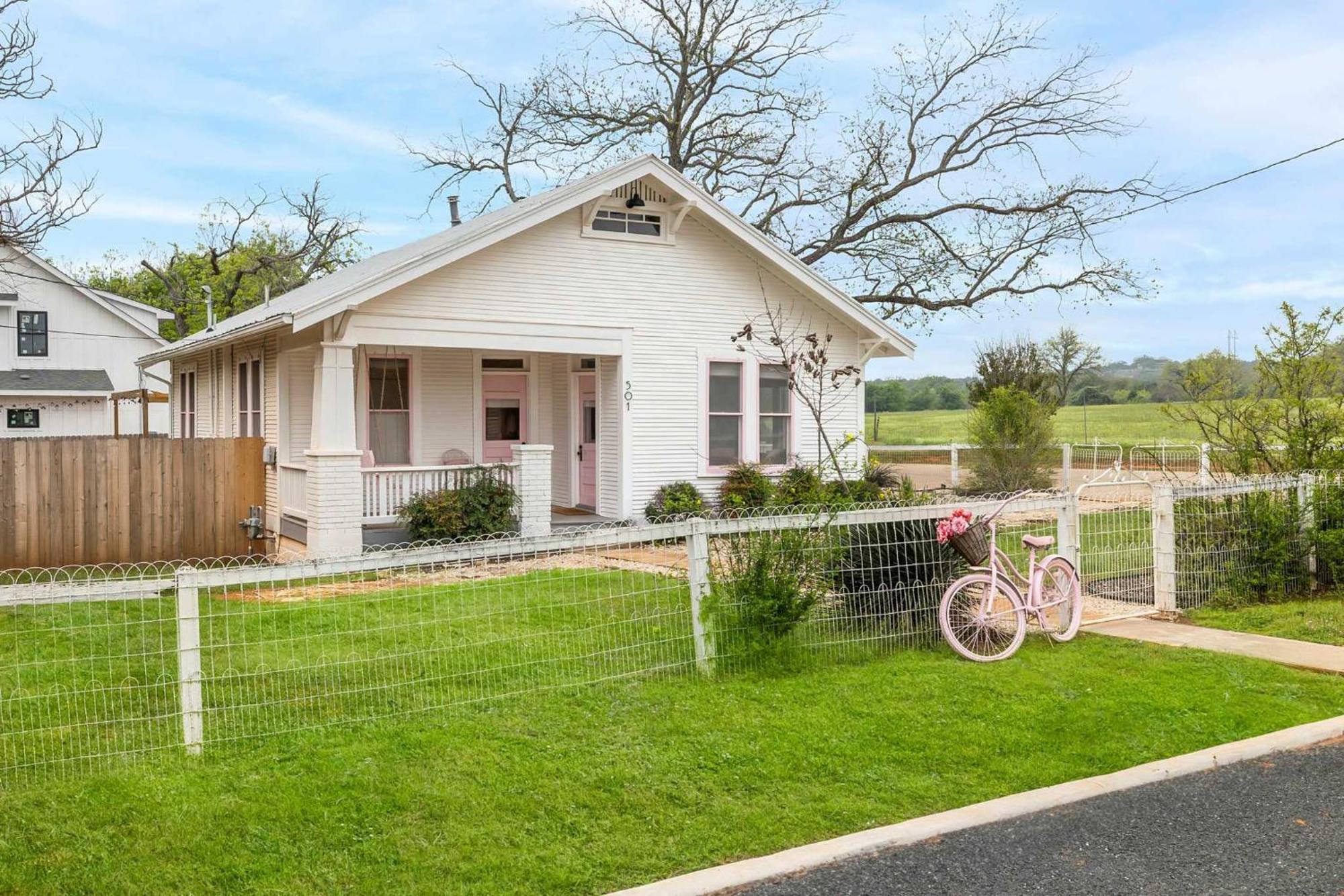 Pink Duchess - Mins To Main Hot Tub & Fire Pit Villa Fredericksburg Bagian luar foto